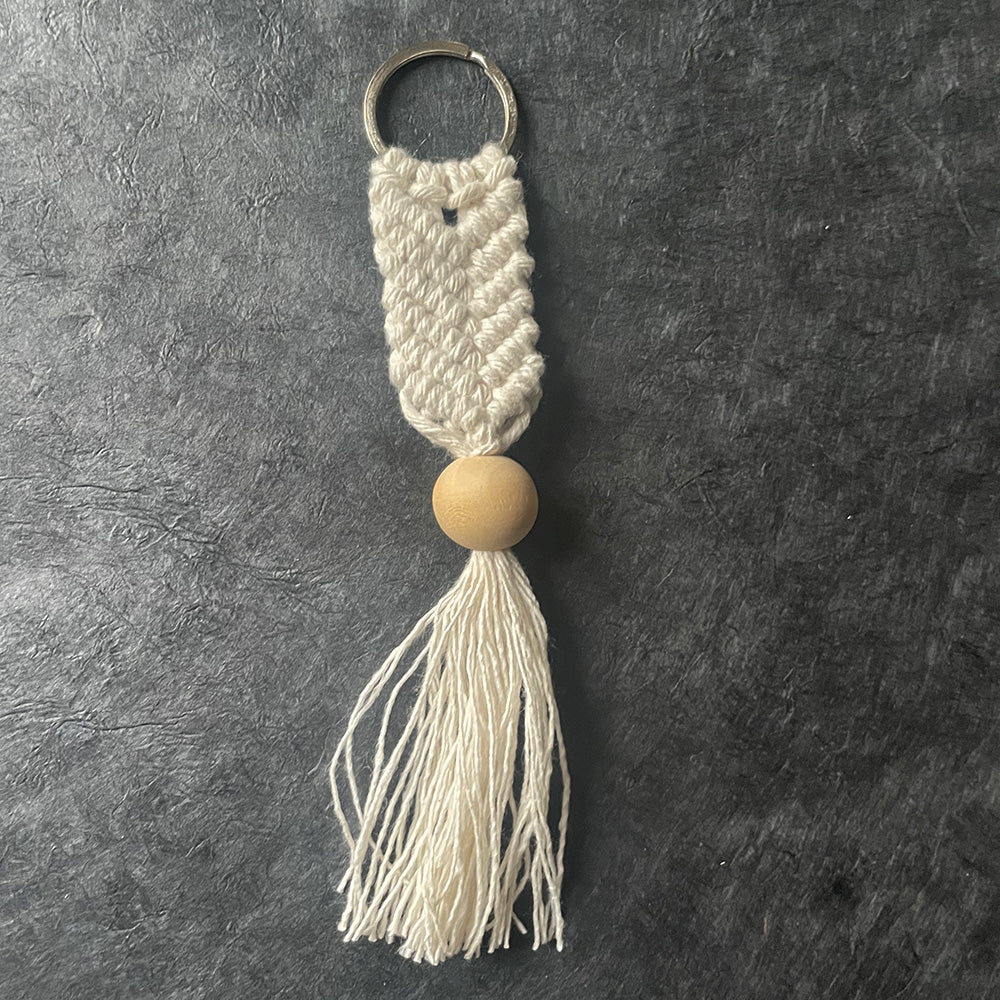 Porte-clé en macramé avec perle en bois